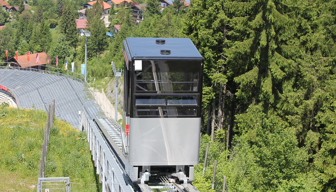 Schräglift am Waldrand in Erdinger Arena Oberstdorf mit Wireless Ethernet Lösung der Schildknecht AG