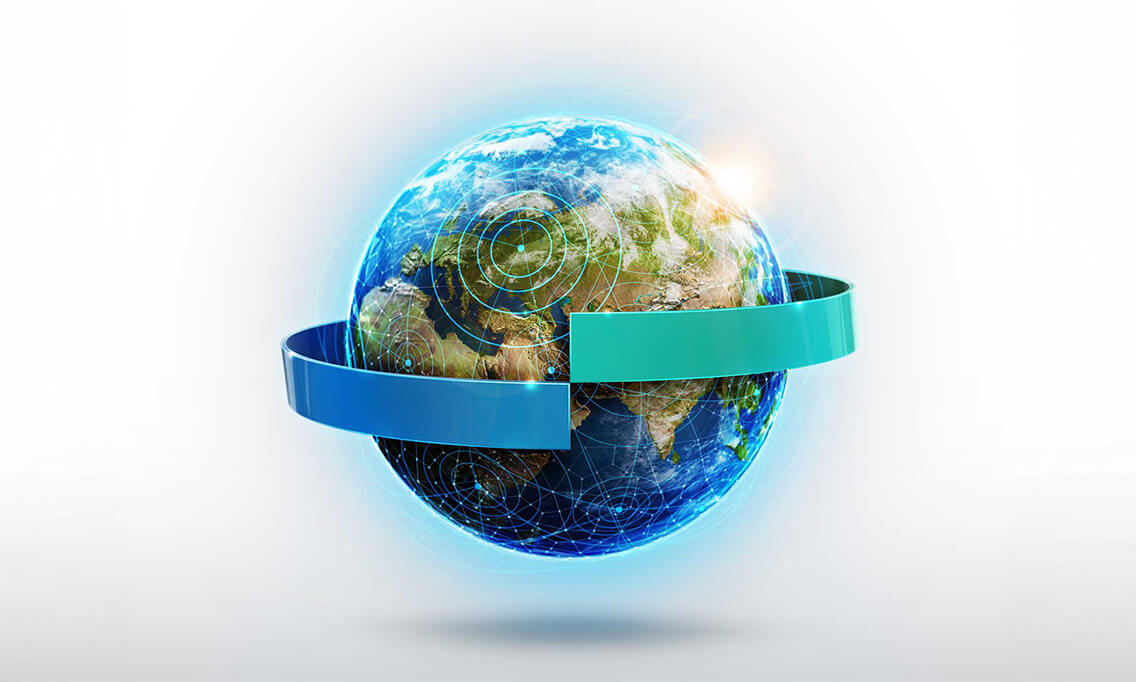 Digitale Illustration der Erde, umgeben von zwei leuchtenden, geschwungenen Bändern in Blau und Grün, die Verbundenheit und Technologie symbolisieren.